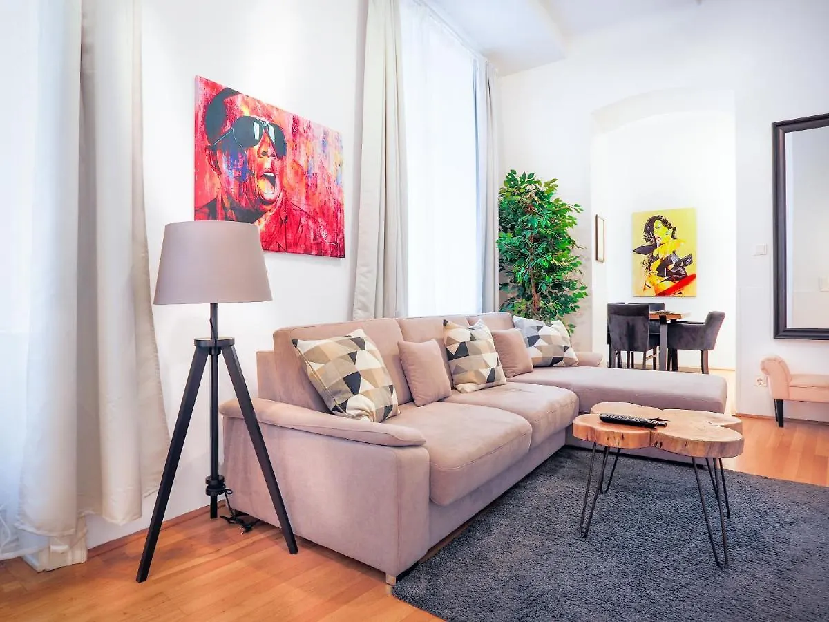 Sky9 Apartments City Center فيينا