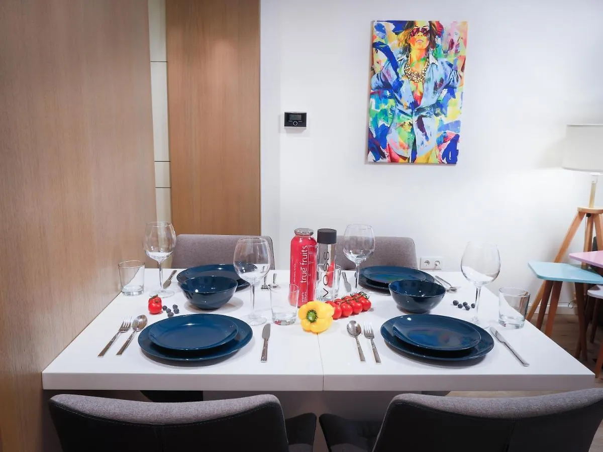 Sky9 Apartments City Center فيينا
