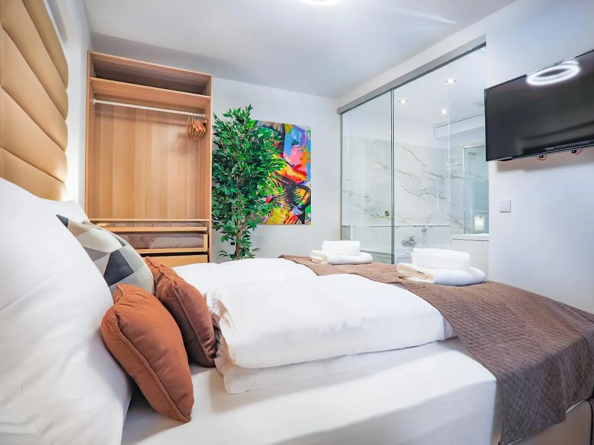 Sky9 Apartments City Center فيينا